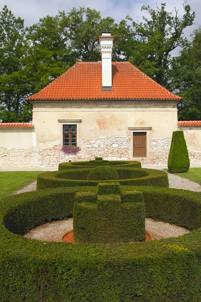 Chateau Kratochvile. Castle garden. (Czech Republic) — Stock Photo, Image