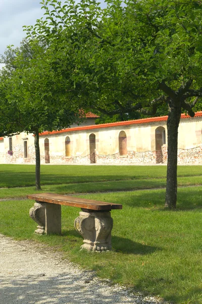 Kratochvile 城堡。在公园的长凳。(捷克共和国) — 图库照片