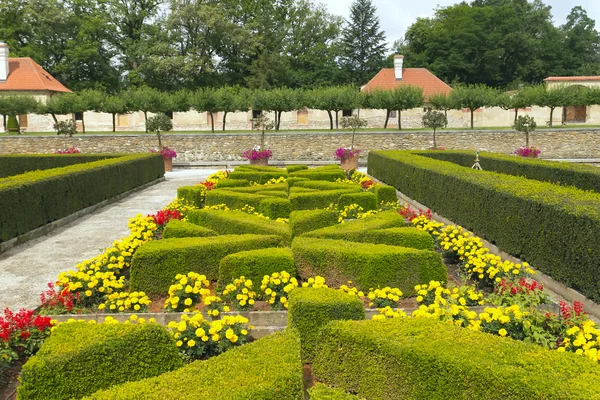 Chateau Kratochvile с парком (Чехия) ) — стоковое фото