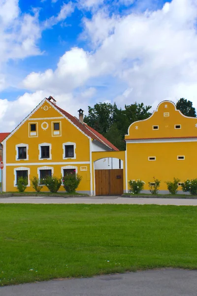 Casa decorada amarelo rural em Zabori (República Checa ) — Fotografia de Stock