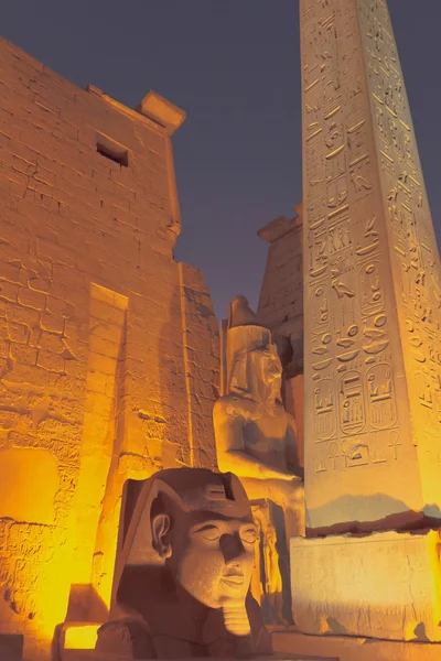 A entrada para o Templo de Luxor à noite (Egito ) — Fotografia de Stock