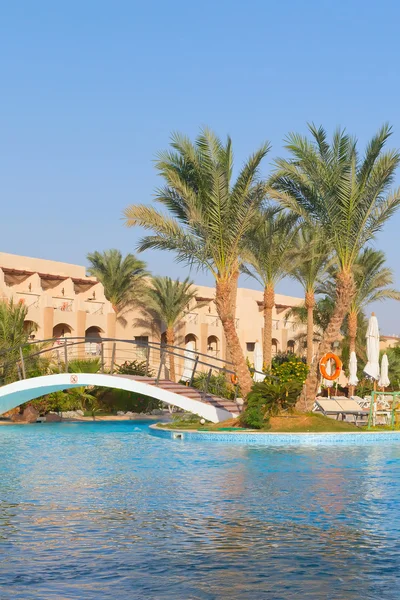 Resort with luxury swimming pool and bridge (Hurghada, Egypt) — Stock Photo, Image
