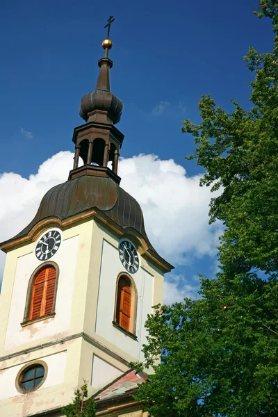 Dorp kerk toren met een klokkentoren. (potstejn, Tsjechische republ — Stockfoto