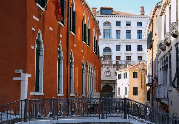Canal romântico no centro de Veneza . — Fotografia de Stock