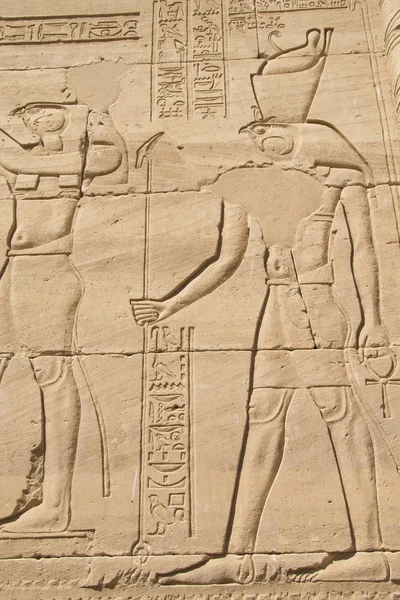 Scultura del dio egizio sul pilone nel tempio di Kalabsha (Egitto ) — Foto Stock