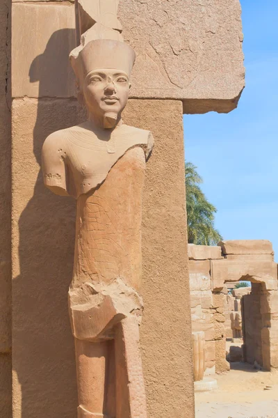 一座石像在卡纳克神庙 (卢克索、 埃及) — 图库照片