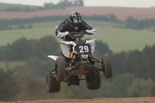 Qaud motorcykel racer hopp — Stockfoto
