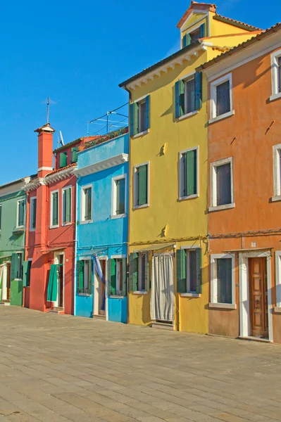 Case di colore in fila (Burano, Italia ) — Foto Stock
