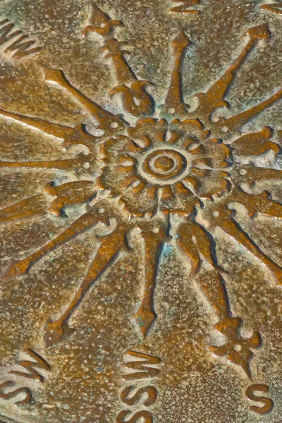 Детальный вид на большой бронзовый компас. Вертикально . — стоковое фото