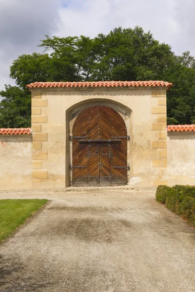 Portas de madeira do castelo — Fotografia de Stock