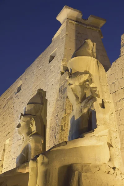 Natt syn på ingången till palatset Luxor (Egypten) — Stockfoto