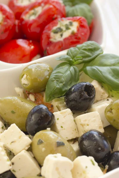 Salade van zwart, groene olijven met stukjes kaas. — Stockfoto
