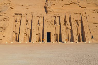 hathor, ramses II, eşi nefer karısına adanmış bir Tapınağı