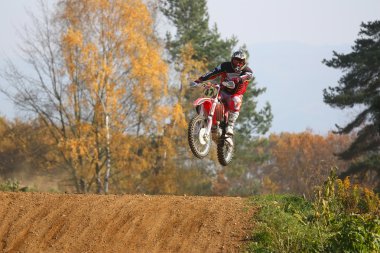 Motocross rider yüksek atlar