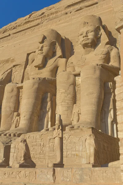 Sochy v Abú Simbel chrámu (Egypt) — Stock fotografie