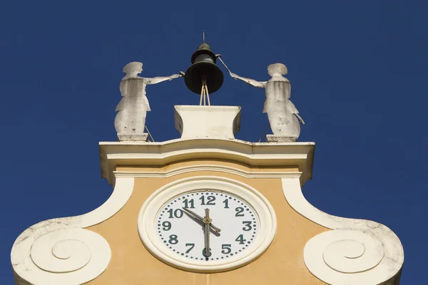 Часовая башня в ратуше. (Bardolino, Lake Garda, Italy ) — стоковое фото