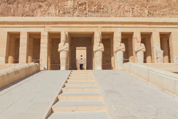 Kraliçe Hatshepsut Tapınağı'na giriş (Mısır ) — Stok fotoğraf