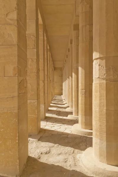 Une colonnade au Temple de la Reine Hatchepsout (Egypte  ) — Photo