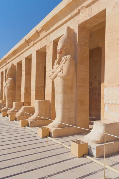 Kraliçe Hatşepsut Tapınağı'ndaki heykeller (Mısır ) — Stok fotoğraf