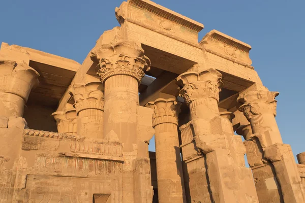 夕日の光のコム・オンボ神殿(エジプト・コム・オムボ ) — ストック写真