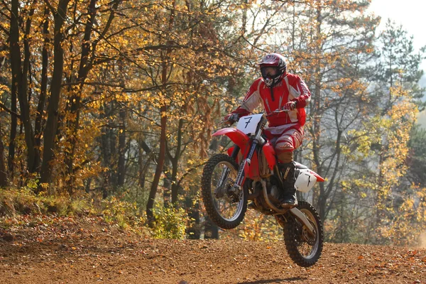 摩托车越野赛车手在红色 — 图库照片