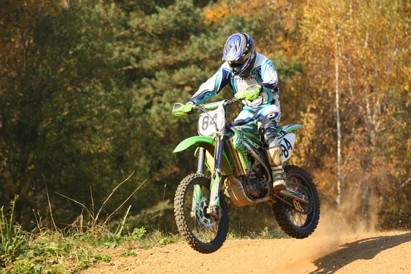 Motocross jinete salto — Stockfoto
