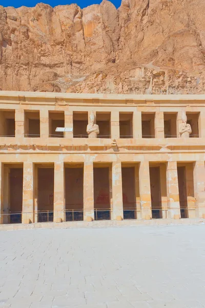 Tempel der Hatschepsut nahe dem Tal der Könige (Ägypten) - vert — Stockfoto