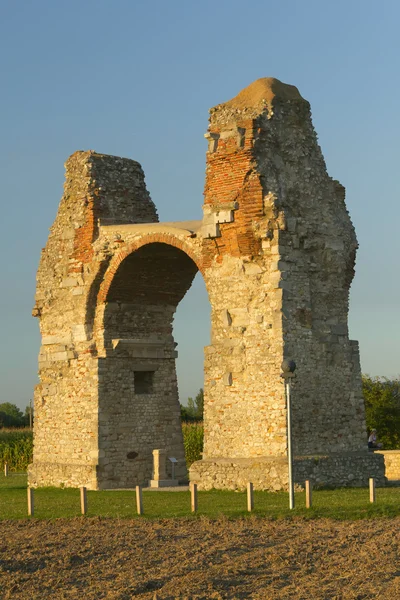 Старі римські ворота (heidentor). — стокове фото