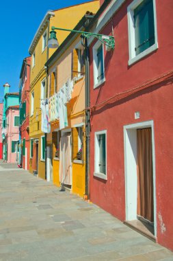 Kırmızı ve sarı evlerde Burano (İtalya)