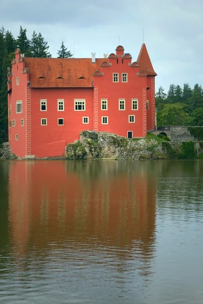 Красный Chateau Cervena Lhota (Чехия, Восточная Европа) ) — стоковое фото