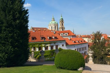 Prag. Görünüm vrtbovska bahçesinden Aziz Nikolaos Kilisesi