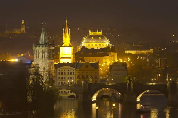 在晚上 （布拉格，捷克共和国布拉格查理大桥) — 图库照片