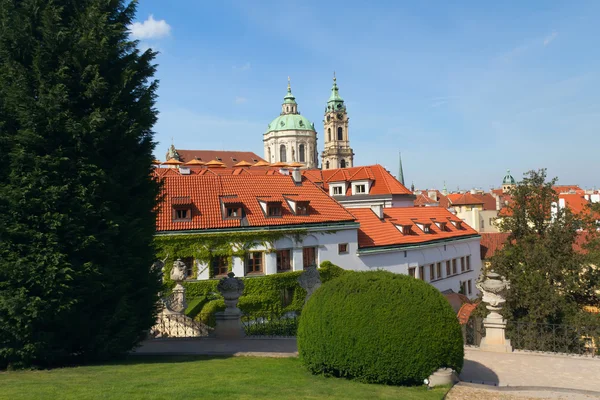 Praag. weergave van de kerk van st. Nicolaas uit vrtbovska tuin — Stockfoto