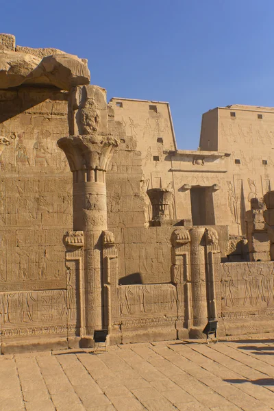 Pylon bij Horus Temple with hiërogliefen (Egypte ) — Stockfoto