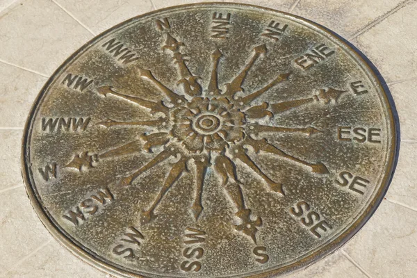 Ein großer Bronzekompass, der auf der Hafenmole basiert. — Stockfoto