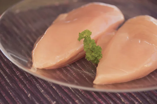 Pechuga de pollo en un plato transparente listo para cocinar . —  Fotos de Stock