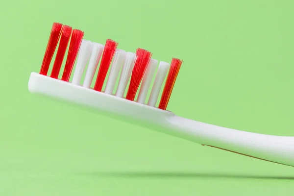 Розовая зубная щетка — стоковое фото