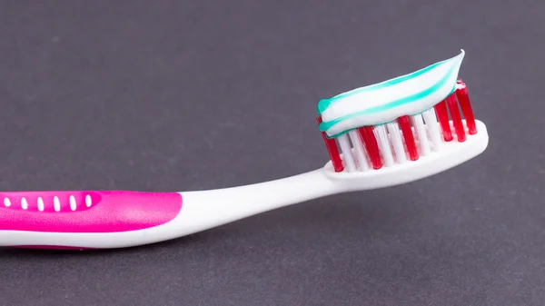 Рожева зубна щітка з зубною пастою — стокове фото