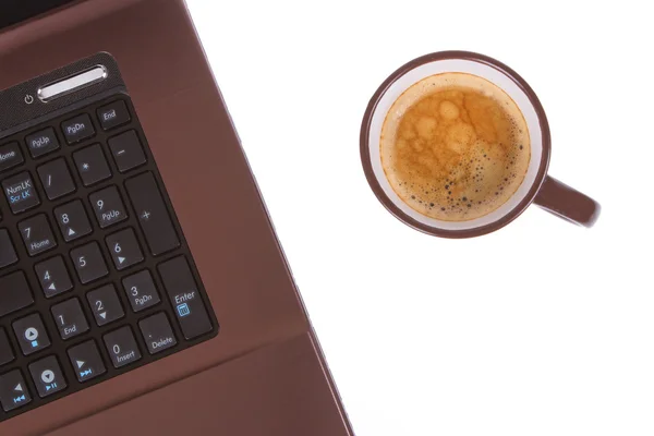 Xícara de café perto de laptop — Fotografia de Stock
