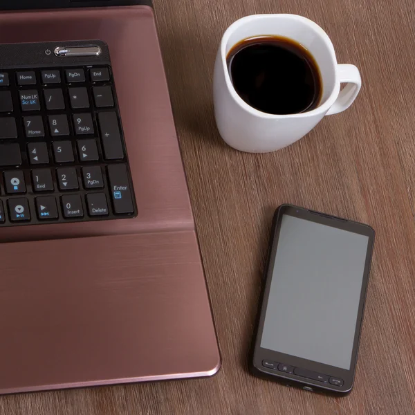 Cafea cu laptop și smartphone — Fotografie, imagine de stoc