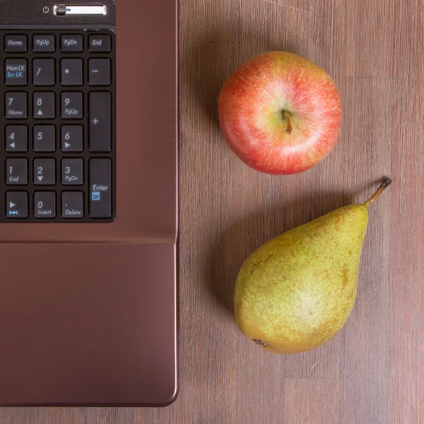 Fructe cu laptop — Fotografie, imagine de stoc