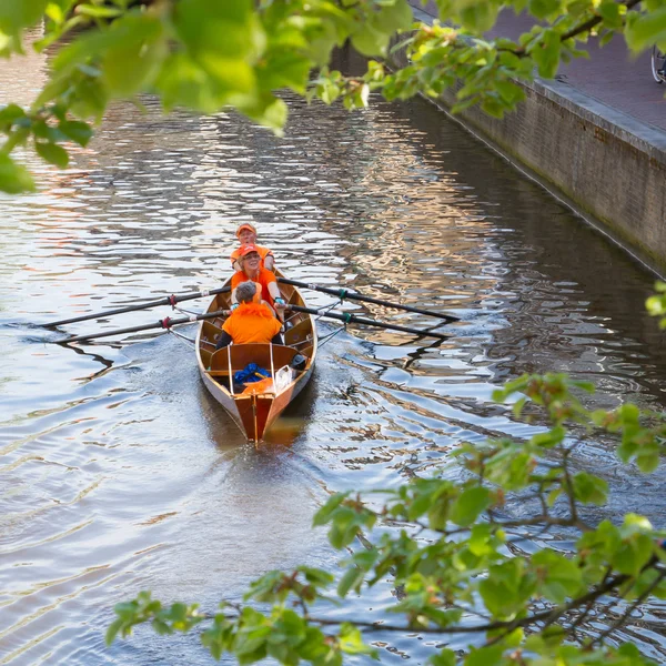 Laranja típica vestida holandeses em um barco no Dia da Rainha — Fotografia de Stock