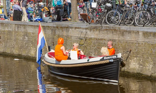 典型的橙色穿着荷兰人在一条船在女王的一天 — 图库照片