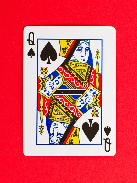 古いトランプのカード赤の背景に分離 (クイーン) — ストック写真