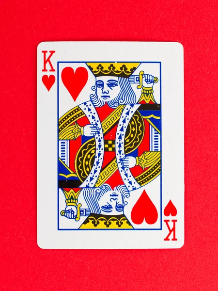 Старая игральная карта (король) изолированы на красном фоне — стоковое фото