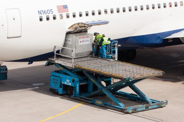 Aircraft beïng loaded — Zdjęcie stockowe