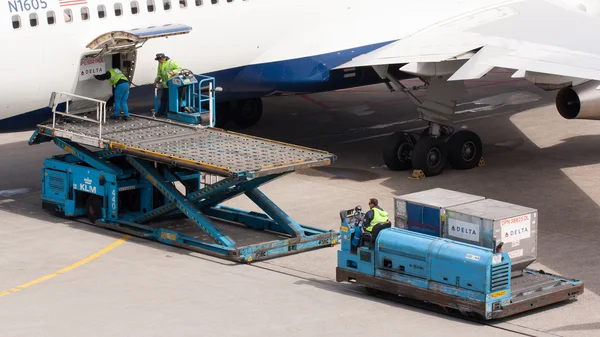 Aircraft beïng loaded — Zdjęcie stockowe