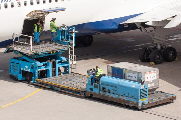 Boeing 767-332ER de Delta está siendo cargado — Foto de Stock
