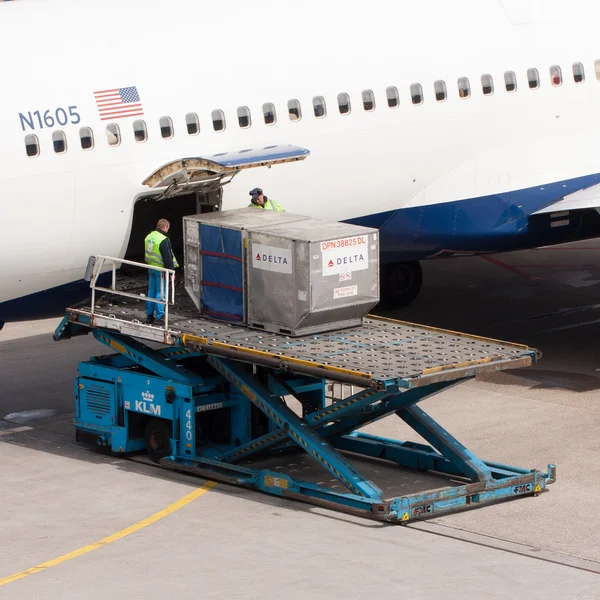 Boing 767-332er Delta wird beladen — Stockfoto