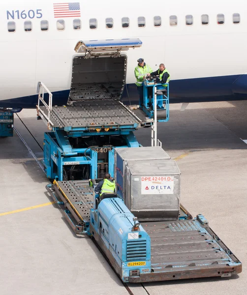 Boeing 767-332ER of Delta is being loaded — Stock Photo, Image